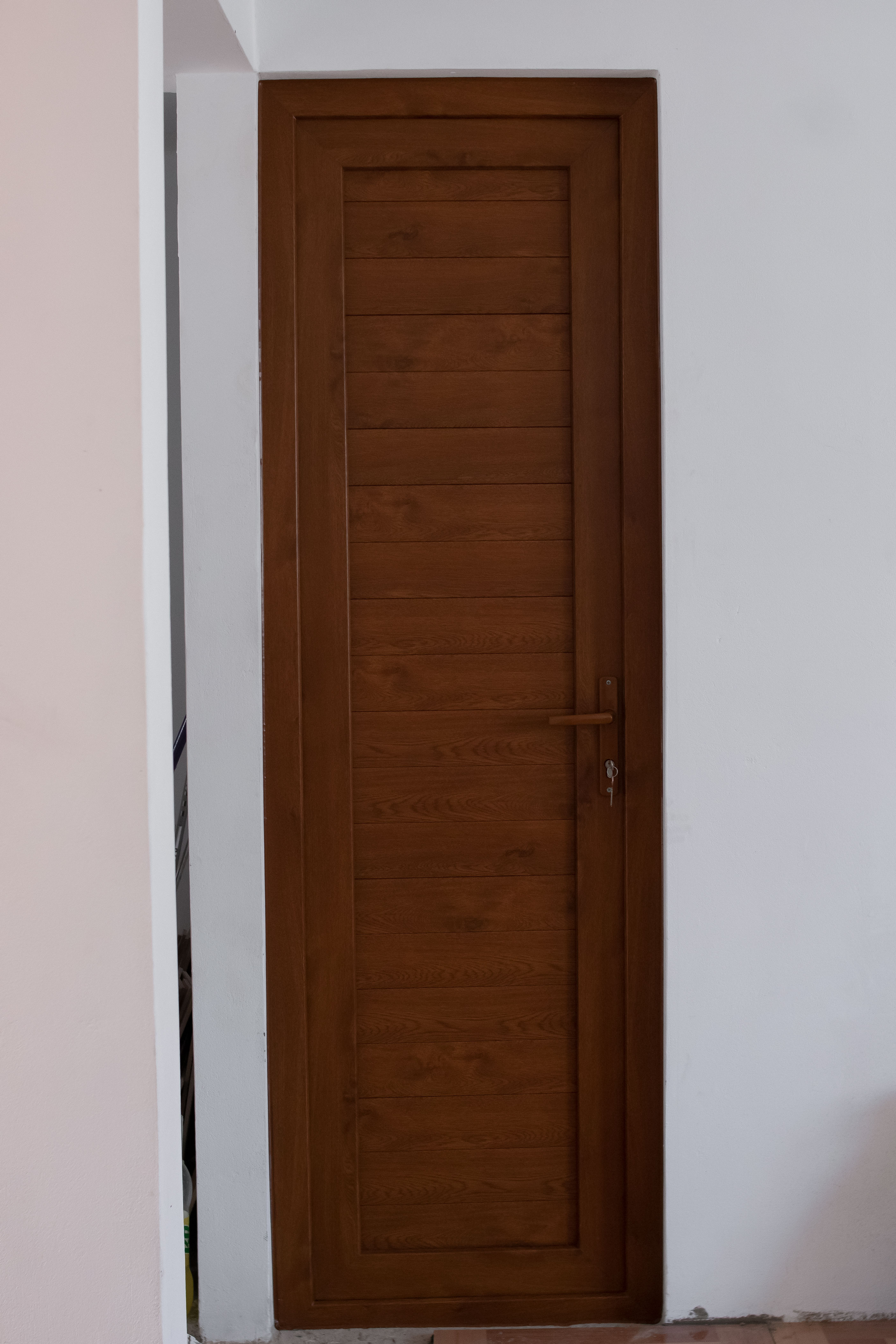 Puerta de PVC con marco marron y vidrio templado