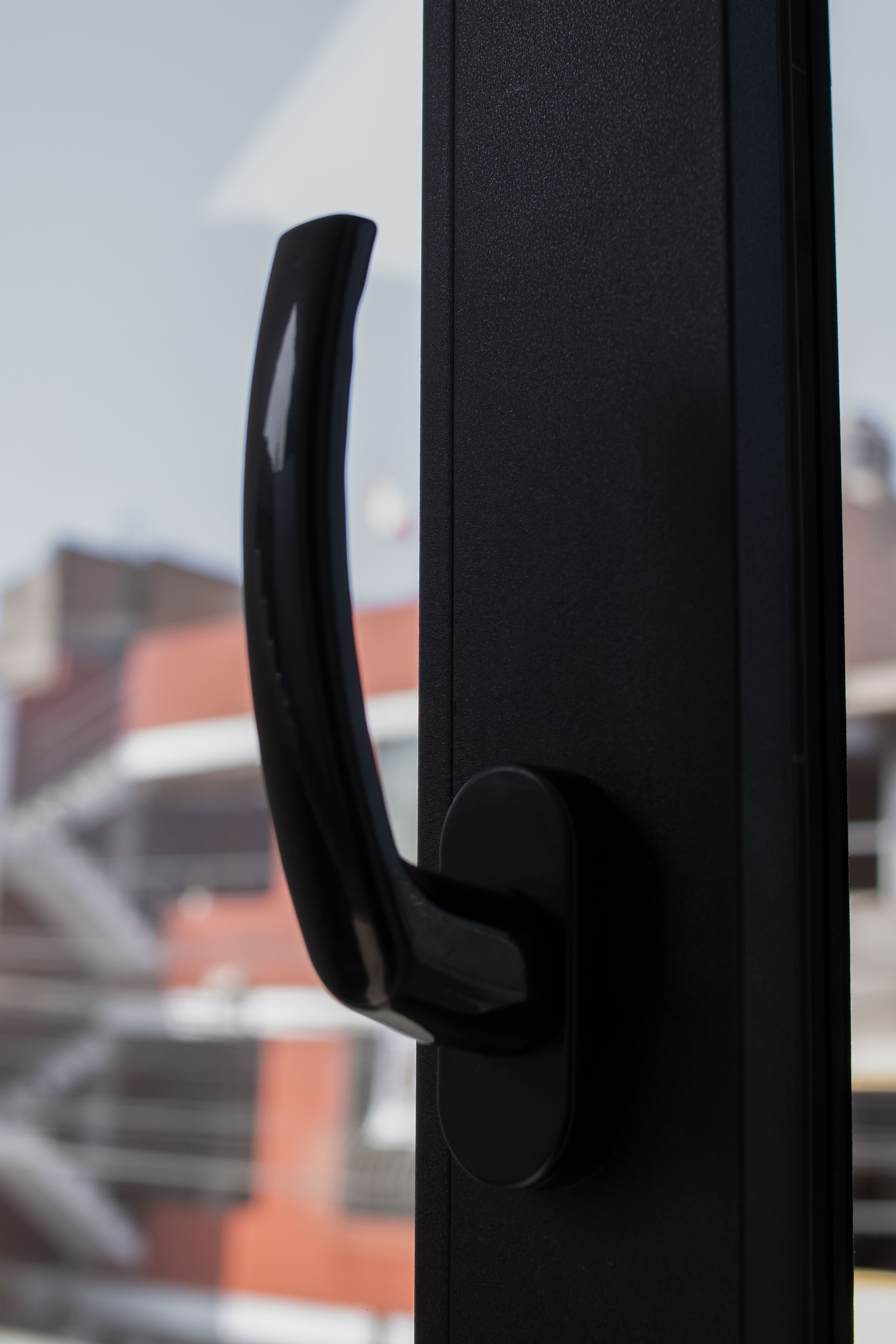 Puerta de PVC con marco negro y